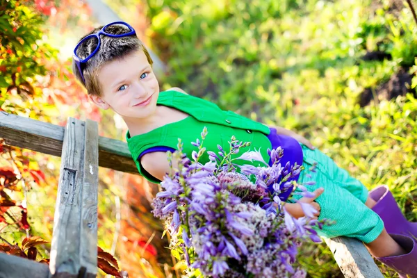 Kid i en vacker sommardag — Stockfoto