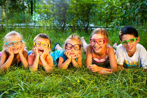 Kid in een mooie zomerdag — Stockfoto