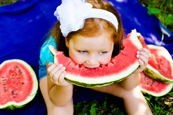 Red hair girl in the park — Stock Photo, Image