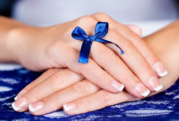 Kobieta Francuski manicure — Zdjęcie stockowe