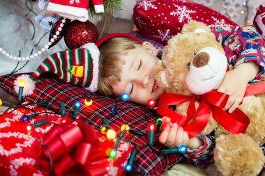 Noel Baba şapkası, şirin çocuk