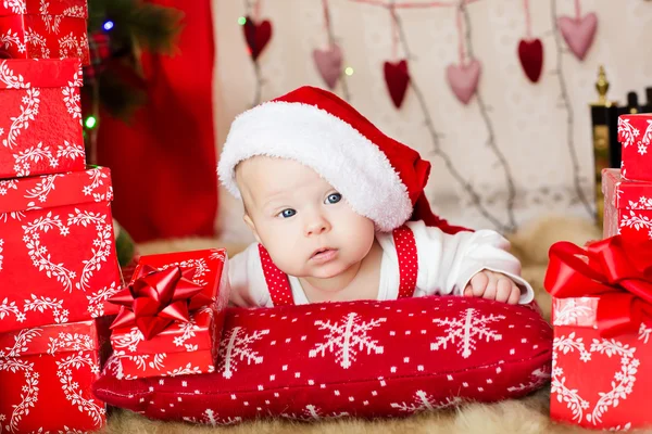 Kleines Baby mit Weihnachtsmütze — Stockfoto