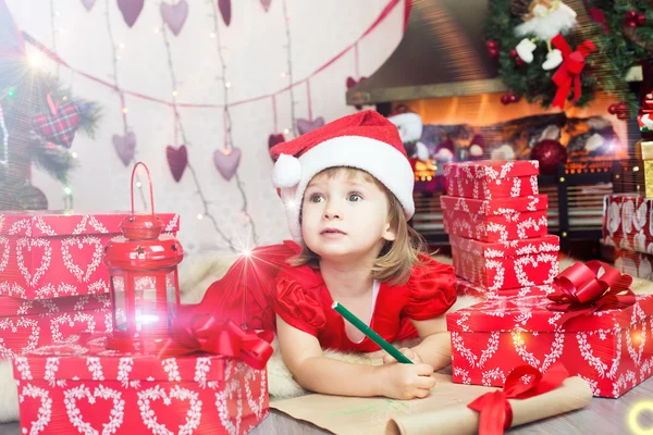 Niedliches Kind mit Weihnachtsmütze — Stockfoto