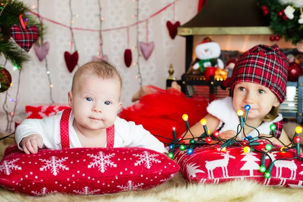 Dvě děti v santa klobouk — Stock fotografie