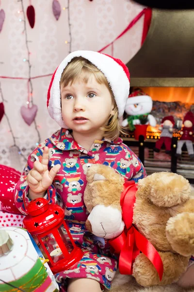 Noel Baba şapkası, şirin çocuk — Stok fotoğraf