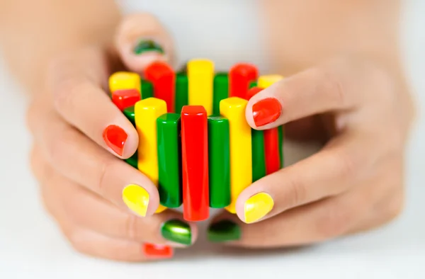 Buntes Armband in weiblichen Händen — Stockfoto