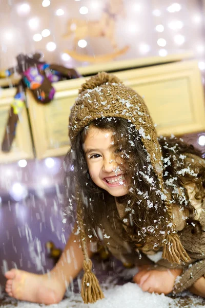 Leende flicka spelade under snön — Stockfoto