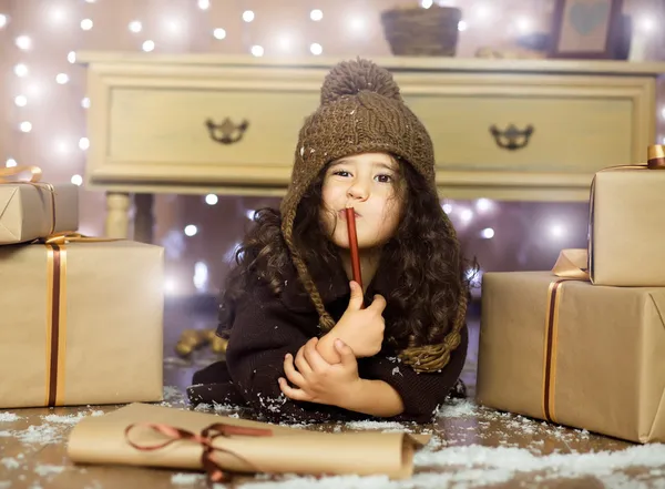 Meisje schreef de lijst van de wens van Kerstmis — Stockfoto