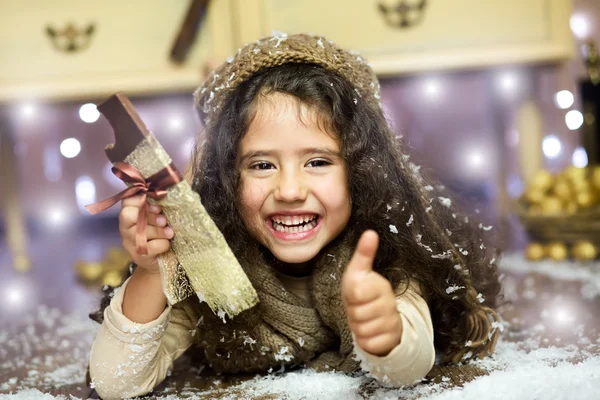 可爱的小女孩吃巧克力和做梦的圣诞礼物 — 图库照片