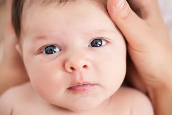 Baby in den Händen der Mutter — Stockfoto