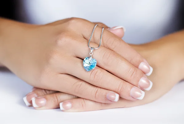 Weibliche Hand mit dem Schmuck — Stockfoto