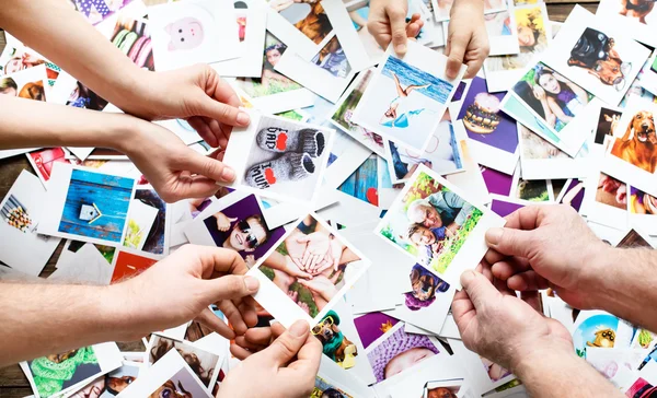 Set di immagini nelle mani della famiglia — Foto Stock