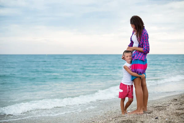 Vacances en famille au bord de la mer — Photo