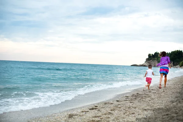 Vacances en famille au bord de la mer — Photo