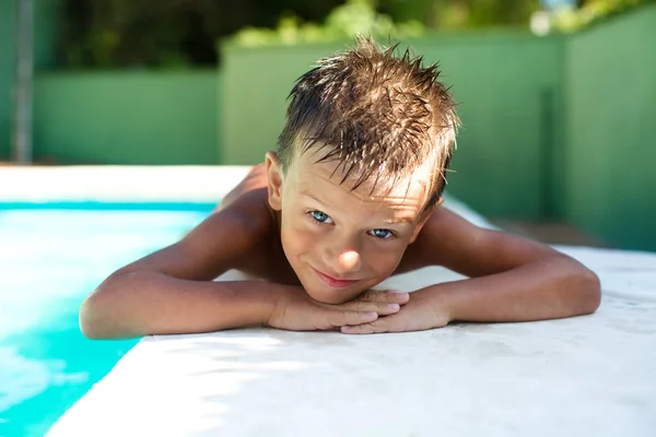 Junge im Wasserbecken — Stockfoto