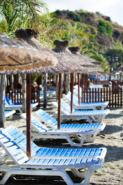 Camas de sol na praia do mar — Fotografia de Stock