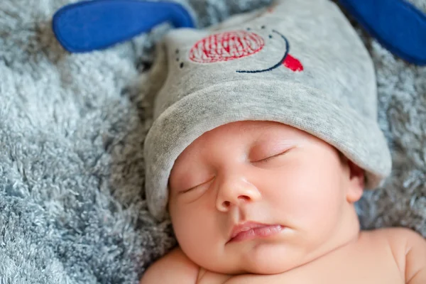 Säugling schläft in weichem Stumpf — Stockfoto