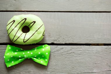 Odunsu bir arka plan üzerinde Kelebek ile çörek