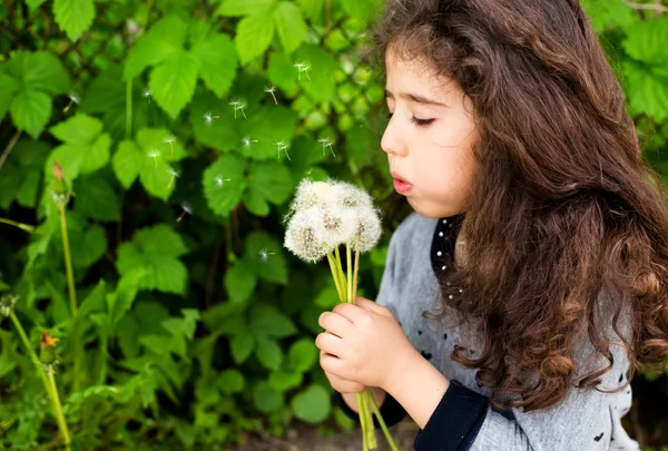 Meisje hebben plezier in het park — Stockfoto