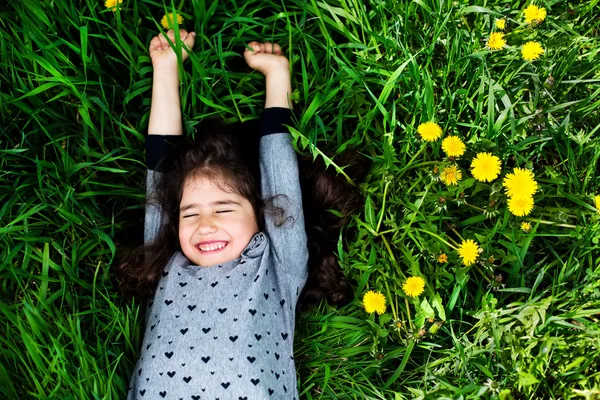 Kız parkta iyi eğlenceler — Stok fotoğraf