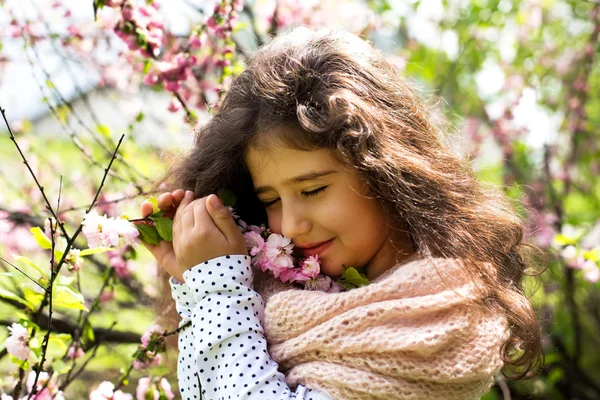 Meisje hebben plezier in het park — Stockfoto