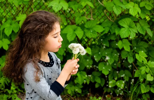 Ragazza divertirsi nel parco — Foto Stock