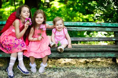 Şirin çocuk parkta poz