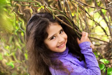 Şirin çocuk parkta poz