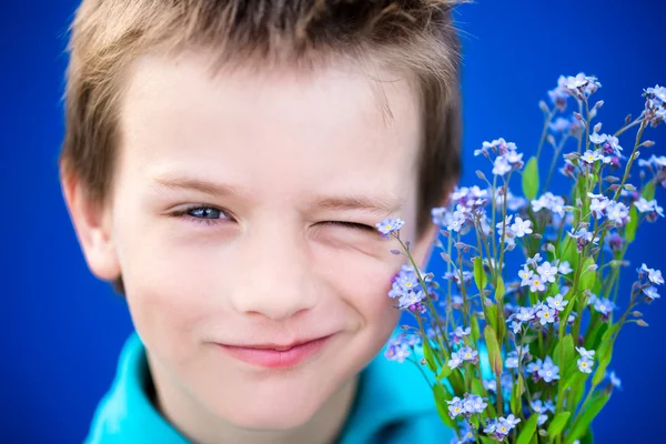 Carino bambino in posa nel parco — Foto Stock