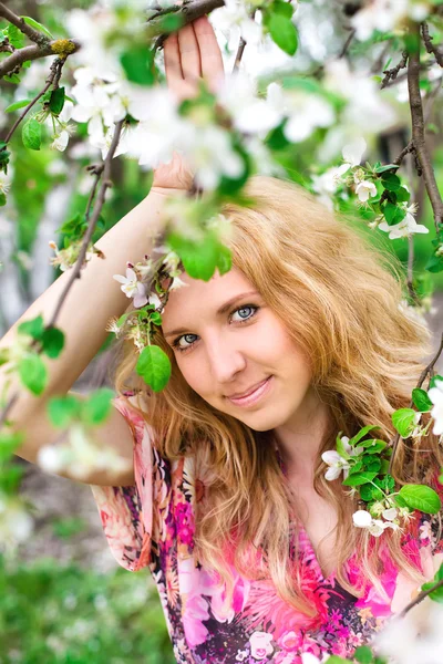 Menina entre as flores — Fotografia de Stock