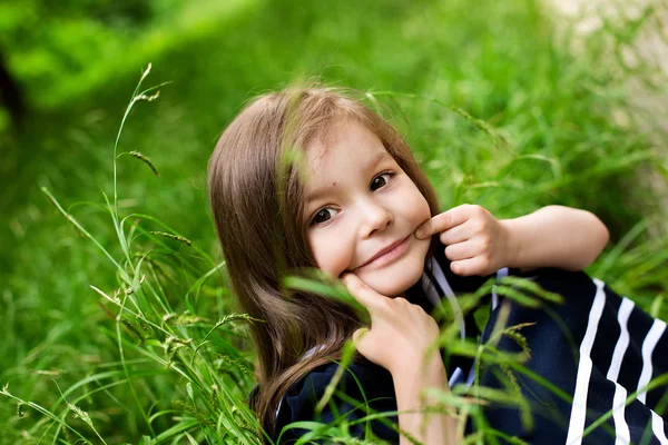 Schattig kind poseren in het park — Stockfoto