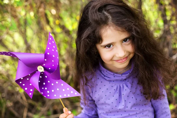 Carino bambino in posa nel parco — Foto Stock