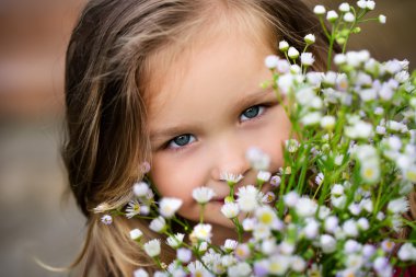 Sevimli kız doğa üzerinde eğleniyor