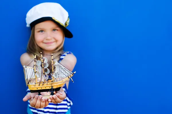 Ragazza carina in costume da marinaio — Foto Stock