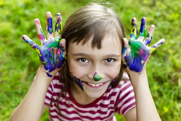 Menina bonito se divertindo na natureza — Fotografia de Stock