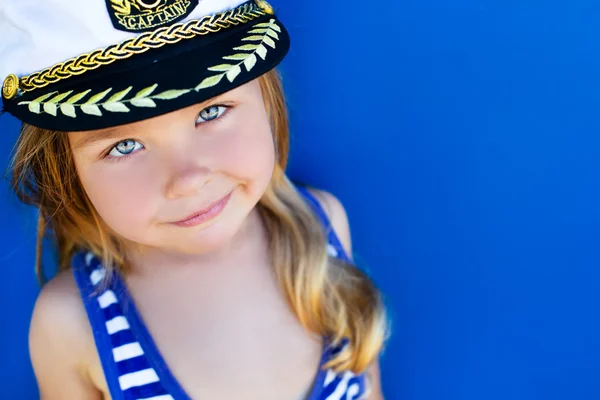 Aranyos lány tengerész jelmez — Stock Fotó