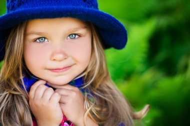 Sevimli kız bir kamera için poz