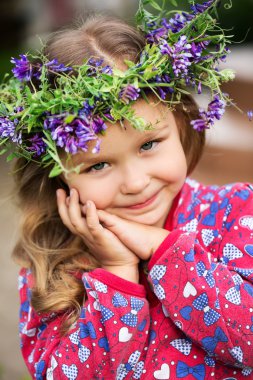 Sevimli kız bir kamera için poz