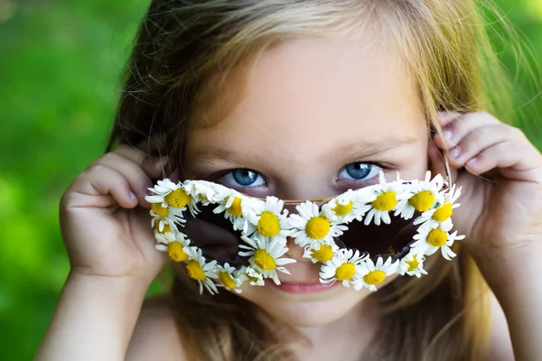 Fille mignonne avoir du plaisir dans le parc — Photo