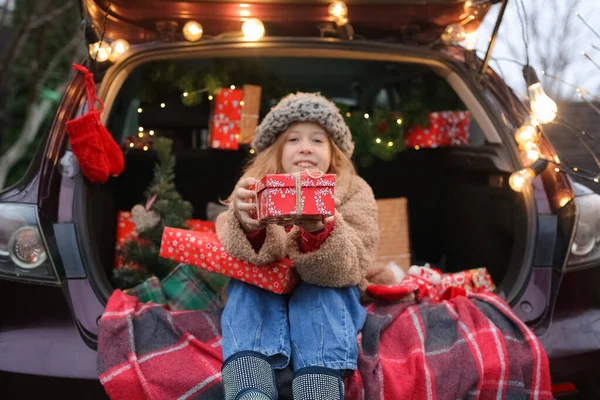 Noel Baba Şapkası Takan Yedi Yaşındaki Bir Kız Yılbaşı Süsü — Stok fotoğraf
