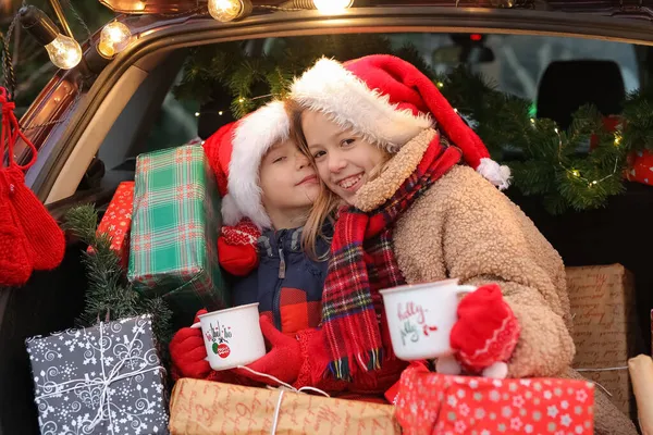 과세드라는 상자와 크리스마스 기분으로 장식된 있습니다 아이들은 친구와 친척들을 선물을 — 스톡 사진