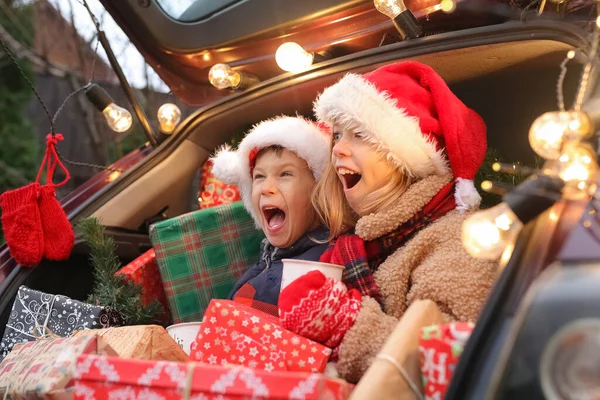 Hermano Sethra Están Sentados Coche Decorados Con Año Nuevo Montón —  Fotos de Stock