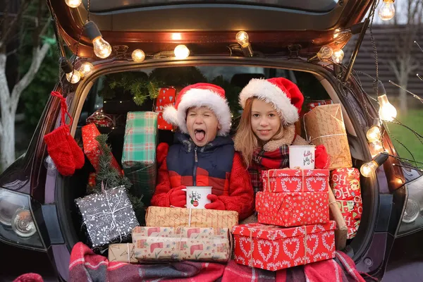 Frère Sethra Sont Assis Dans Voiture Décorés Avec Nouvel Beaucoup — Photo