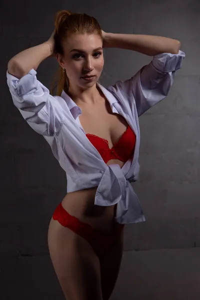 Ein Sexy Blondes Mädchen Roter Spitzenunterwäsche Posiert Auf Dunklem Hintergrund — Stockfoto