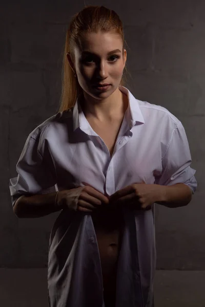 Linda Jovem Mulher Uma Camisa Homem Branco Posando Estúdio Fundo — Fotografia de Stock