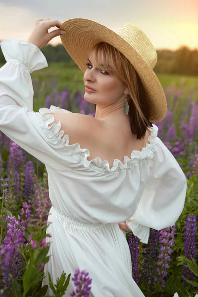 여름옷을 아름다운 밭에서 모자를 아름다운 — 스톡 사진