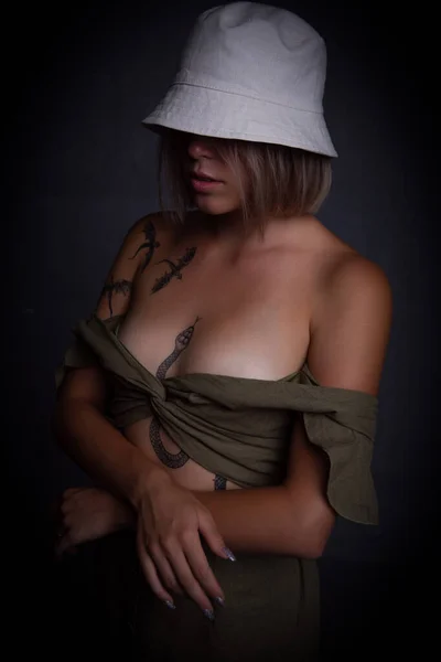 Jong sexy vrouw in een jurk en een panama hoed bedekken haar ogen — Stockfoto