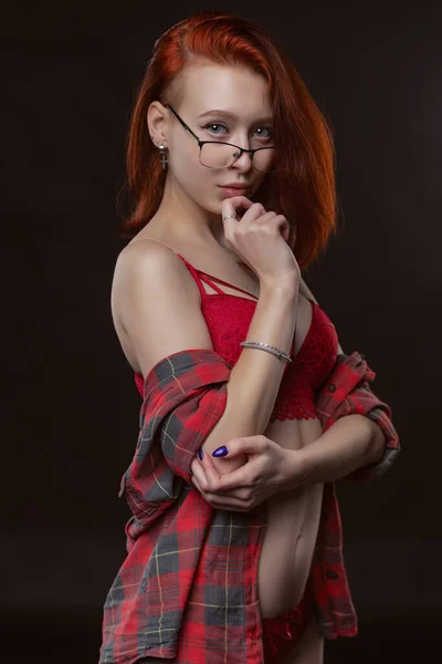 Szexi Gyönyörű Fiatal Egy Kigombolt Ing Piros Gyönyörű Fehérnemű Pózol — Stock Fotó