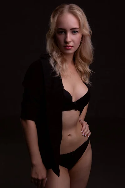 Sexy Magnifique Blonde Sous Vêtements Noirs Sur Fond Sombre Studio — Photo