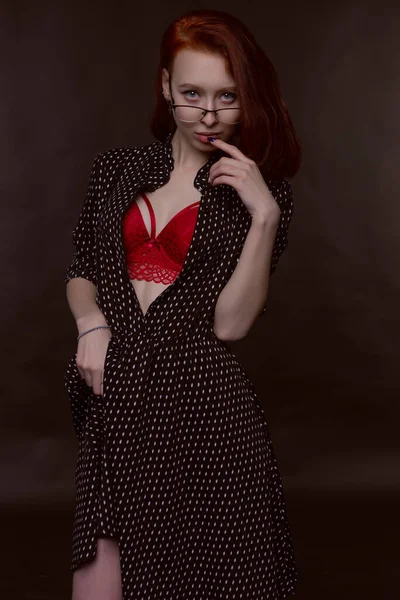 性感的漂亮女孩 穿着没有扣子的衣服和漂亮的红色内裤 在黑暗的背景上拍照 — 图库照片